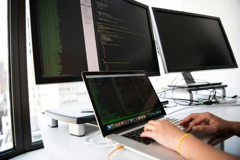  تطوير وبرمجة المواقع (Web & App Development)
